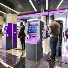 kopen 21.5 inch touchscreen hotel check in kiosk met recycling kaart uitdelen online manufacture