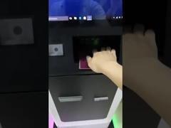 Het contante geld keurt van de de Betalingskiosk van de Self - servicemachine de Eindprijs goed